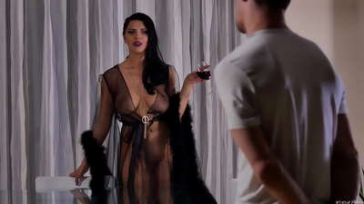 Kurva Kira Queen pozvala je svog komšiju na čaj i pojebala ga na stolu